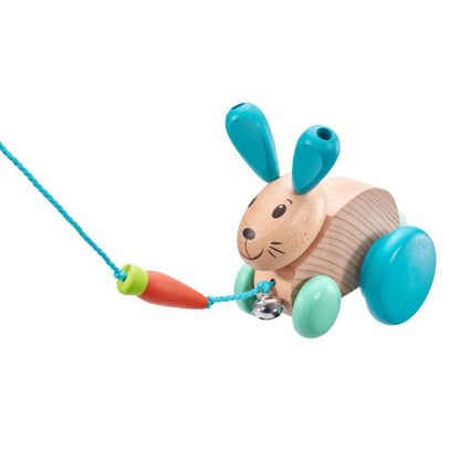 Selecta Henny Hoppel, Nachzieh-Hase, Schiebe-und Nachziehspielzeug mit Glöckchen aus Holz, 13 cm