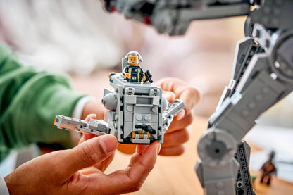 LEGO AT-AT des Restimperiums mit INT-4