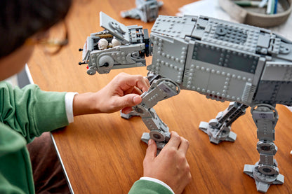 LEGO AT-AT des Restimperiums mit INT-4